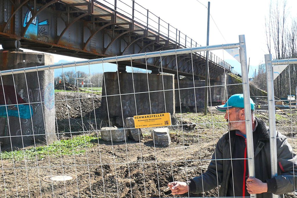 Markus Walz stellt Zäune auf. Bald wird die gesamte Brücke samt Pfeiler abgebaut. Fotos: Hauser