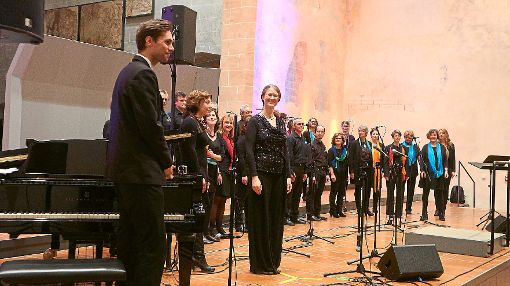 Der Laetitia-Chor unter der Leitung von Sabine Pander mit Jacob Fauser am Klavier.  Foto: Zährl Foto: Schwarzwälder-Bote