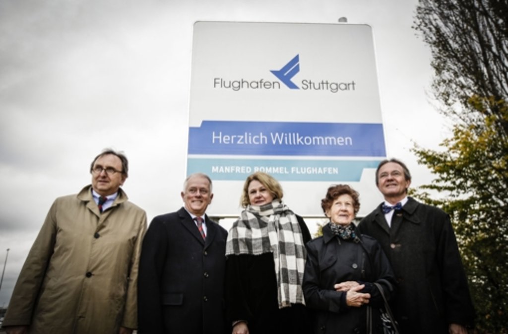 Walter Schoefer, Geschäftsführer Flughafen Stuttgart GmbH, OB Fritz Kuhn, Catherine Rommel, Liselotte Rommel und Georg Fundel, Geschäftsführer Flughafen Stuttgart GmbH.