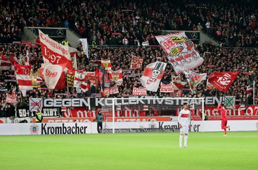 Der letzte normale Fußballabend für die Fans des VfB Stuttgart: In der Cannstatter Kurve schwenken die Ultras ihre Fahnen. Foto: Baumann