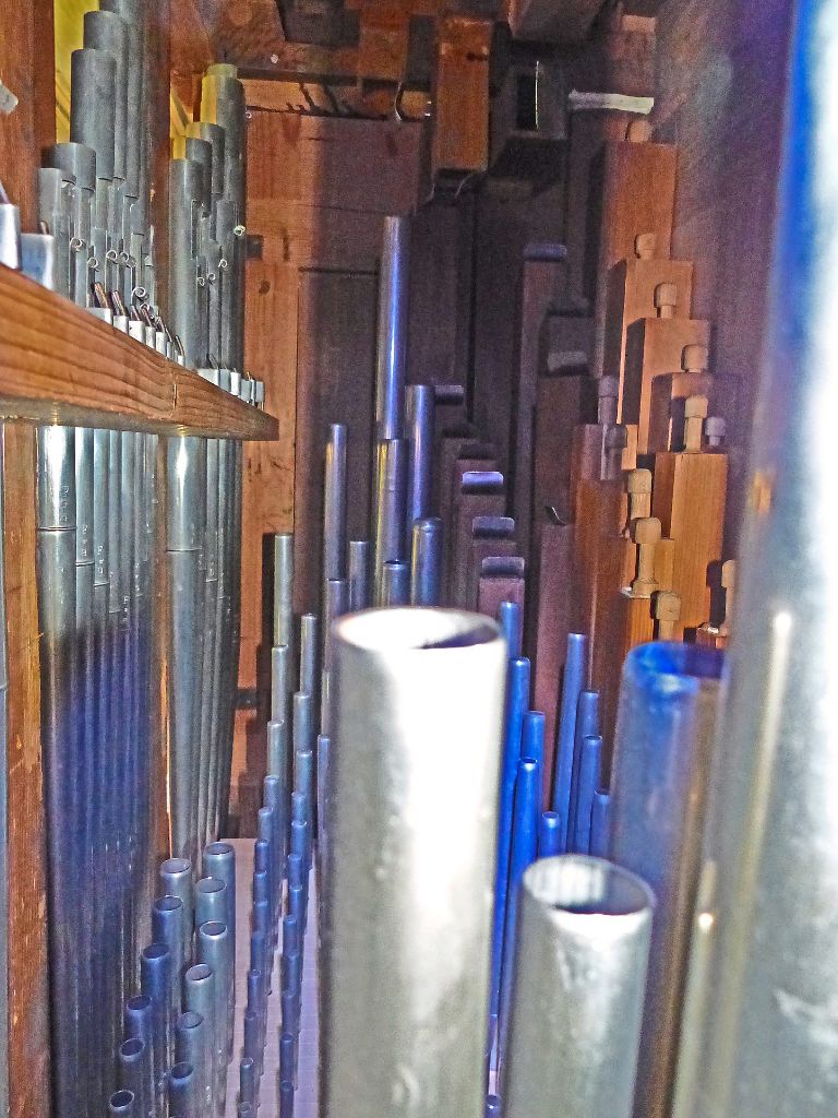 Ein Blick in das Innenleben der Albrecht-Orgel zeigt saubere Arbeit an den Metall- und Holzpfeifen.