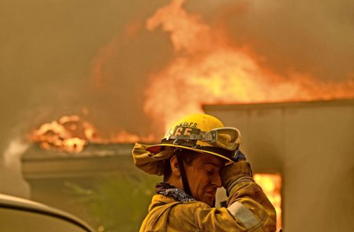 In Kalifornien kämpfen die Feuerwehrleute noch gegen die Flammen. Für viele Hausbesitzer beginnt der Kampf mit ihren Brandversicherungen. Foto: AP