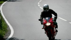 Motorradfahrer rast mit 234 km/h über B 294