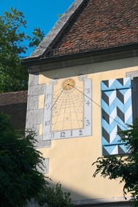 Auch die 1979 entstandene Sonnenuhr auf Schloss Haigerloch wird besichtigt. Foto: Lorenz Foto: Schwarzwälder Bote