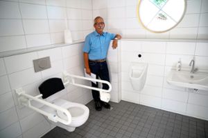 Stolz kann Anton Scherrmann das behindertengerechte WC auf dem Altheimer Friedhof präsentieren, in das er viel Arbeit und Herzblut investiert hatFoto: Morlok Foto: Schwarzwälder Bote