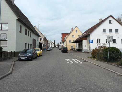 Die Dorfäckerstraße mit der alten Moste (rechts), die einem Wohnkomplex weichen soll.  Foto: Selter-Gehring