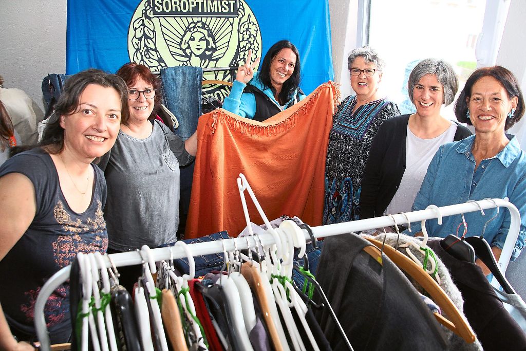 Fröhliche Stimmung herrschte beim ersten Frauenkleidermarkt der Soroptimistinnen Villingen-Schwenningen.  Foto: Heinig Foto: Schwarzwälder-Bote