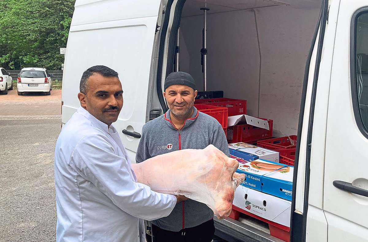 Razak Issa (links) wird von der Firma Gurbet Fleischhandel aus Stuttgart mehrmals pro Woche beliefert. Foto: Dold