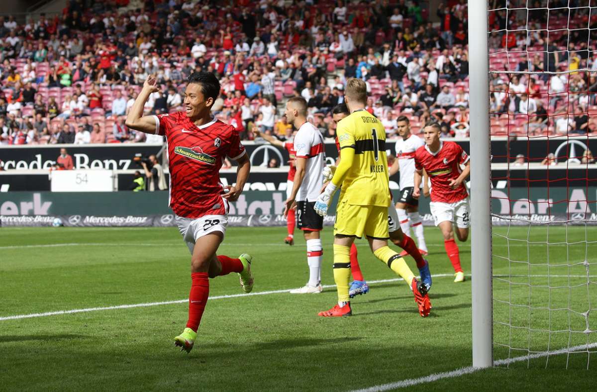Freiburgs Woo-Yeong Jeong bejubelt seinen Treffer zum 1:0 – die Stuttgarter Defensive schaut nur zu. Foto: Baumann/Hansjürgen Britsch