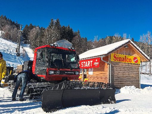 Letzte Handgriffe, dann kann der neue Pistenbully zum ersten Arbeitseinsatz am Reinerzauer Skihang starten. Fotos: Ski-Team Foto: Schwarzwälder-Bote