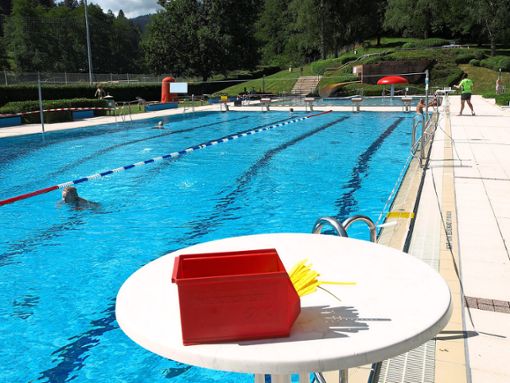 Das Freibad von Bad Herrenalb hat geöffnet. Mit Armbändern wird die erlaubte maximale Anzahl Schwimmer kontrolliert. Foto: Glaser Foto: Schwarzwälder Bote