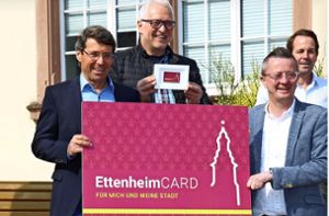 Die im vergangenen Jahr von Jens Przibilla (von rechts), Norbert Schneider und Bürgermeister Bruno Metz vorgestellte „Ettenheim-Card“ wird von den Bürgern gut angenommen. Foto: Birkle (Archivfoto)