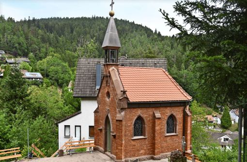 Die Kapelle hoch über Lauterbach erstrahlt in neuem Glanz. Am Sonntag ist die Einweihung. Foto: Dold