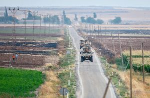 Türkische Panzer patroullieren an der syrischen grenze in der Nähe von Elbeyli im Südosten der Türkei. Foto: dpa