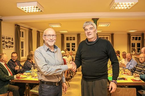 Günther Schneider (links) wurde von Vorstandsmitglied Fritz Roller beglückwünscht. Foto: Geisel Foto: Schwarzwälder Bote