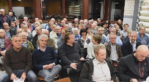 Während der Ortschaftsratssitzung platzte der Raum beinahe aus allen Nähten, Armin Kaltenbach (Zweiter von links).   Foto: Hopp