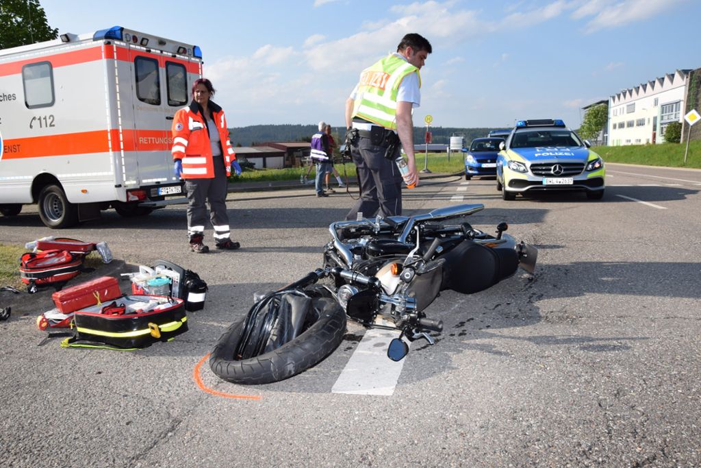 Die Motorradfahrerin wurde bei dem Aufprall so schwer verletzt, dass sie noch an der Unfallstelle starb.