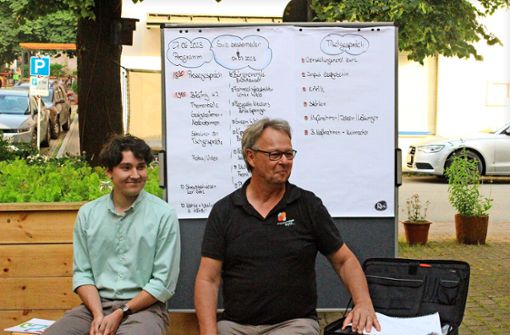 Florian Maier und Hans-Ulrich Händel (von links) drehen Videofilme zum Bürgerengagement in Sulz. Foto: Steinmetz