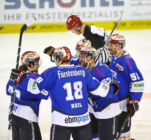 Verteidiger Alexander Dück (Mitte) bejubelt seinen ersten Saisontreffer. Foto: Sigwart