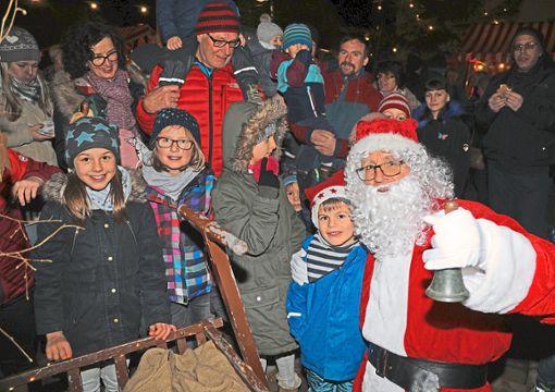 Der Nikolaus kam am Wochenende auch zum Schietinger Weihnachtsmarkt. Fotos: Priestersbach Foto: Schwarzwälder Bote