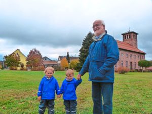 David Hartmann steht mit seinen Söhnen an der Stelle, wo der neue Spielplatz gebaut werden soll. Foto: Fuchs Foto: Schwarzwälder Bote