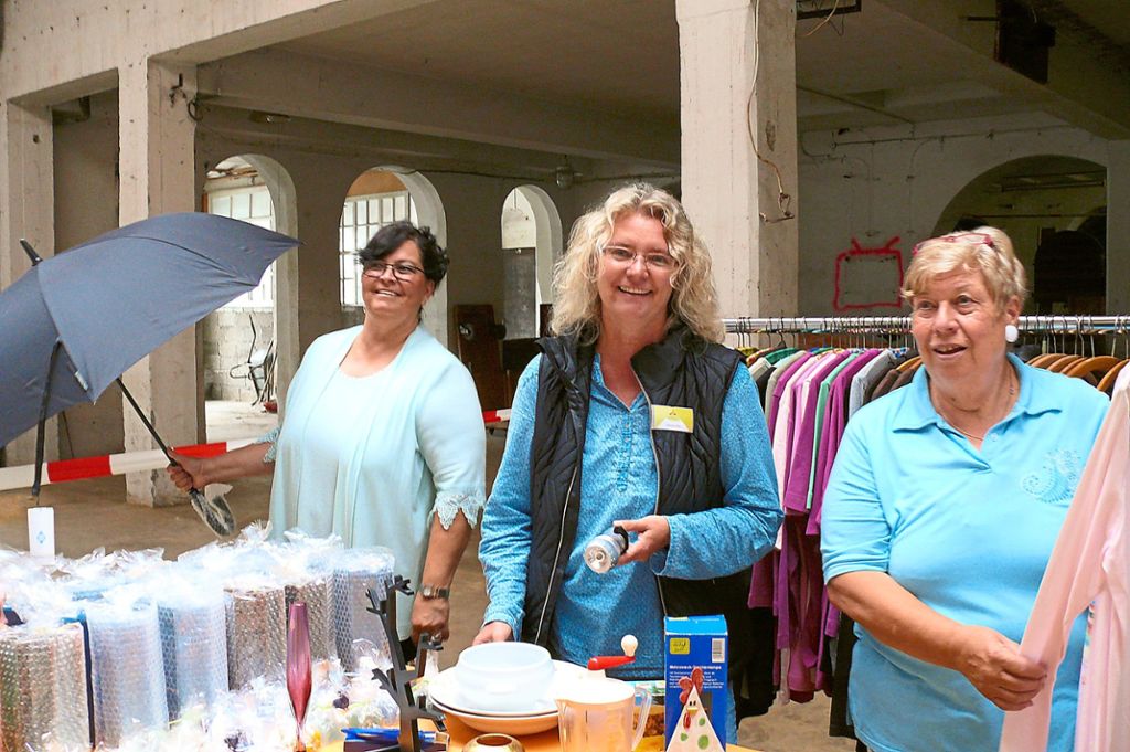 Freut sich: Nathalie Hahn (Mitte) mit ihren Helferinnen Susi Bärle (links) und Heidi Bartholomae (rechts). Foto: Merk Foto: Schwarzwälder Bote