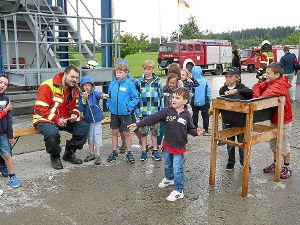 Zahlreiche Spiele hatten die Feuerwehrangehörigen für die Kinder vorbereitet. Foto: Selter-Gehring Foto: Schwarzwälder-Bote