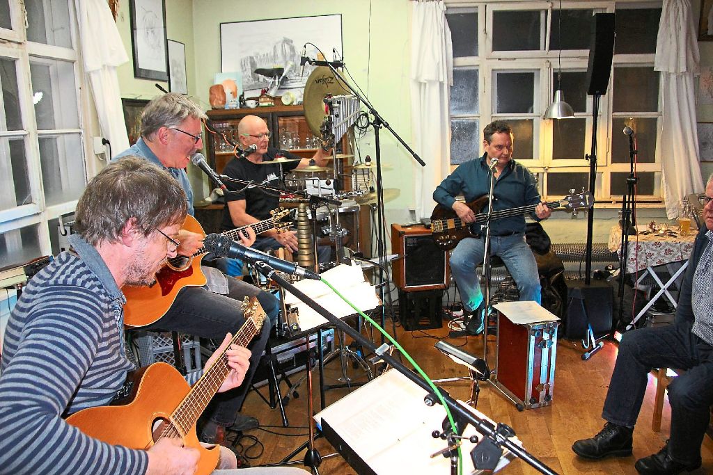 Familie Schwer hat die Frederick Street Band bei ihrem Wohnzimmerkonzert zu Gast. Fotos: Eberl