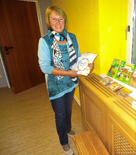 Machst du mit? lautet der Titel einen neuen Kinderbuches, das Bücherei-Leiterin Barbara Engesser auch als Einladung zum Lesen versteht.  Foto: Bombardi Foto: Schwarzwälder-Bote