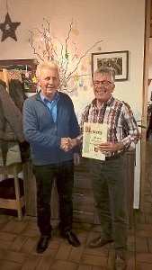 Vorstand Paul Miller (links) gratuliert Karl-Heinz Müssigmann, der seit 50 Jahren dem Musikverein die Treue hält. Foto: Verein Foto: Schwarzwälder-Bote