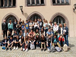 Erstmals sind dieses Jahr Schüler aus der Region Toulouse zu Besuch in Rottweil. Sie werden von OB-Stellvertreter Walter Stegmann (hintere Reihe, links) willkommen geheißen.  Foto: Stadt Rottweil Foto: Schwarzwälder-Bote