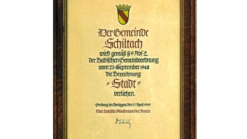 Die Urkunde zur Wiederverleihung des Stadtrechts im Schiltacher Rathaus. Foto:  