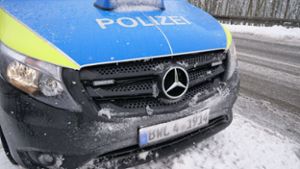 Auto rutscht auf schneeglatter Straße in Gegenverkehr