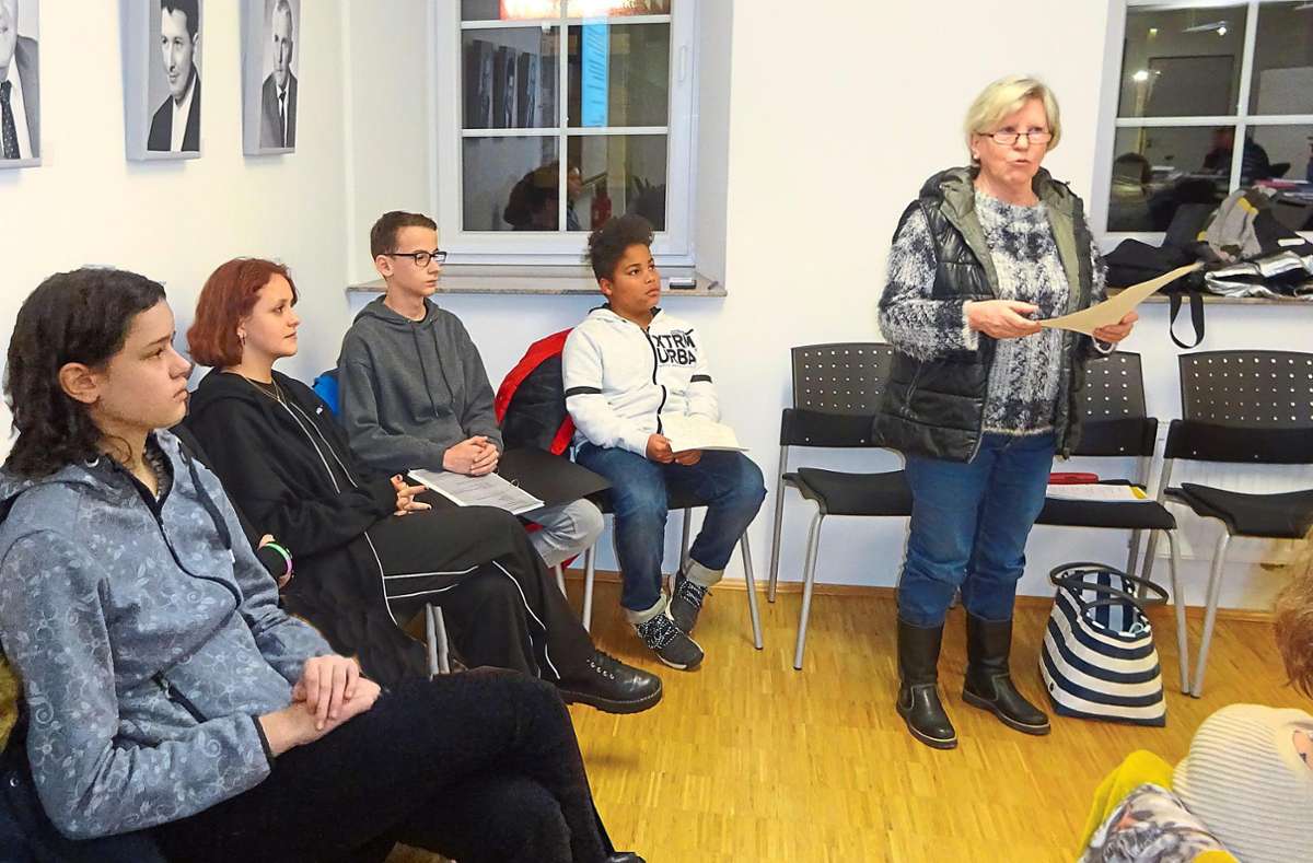 Ursula Miola (stehend) besuchte mit einigen Mitgliedern der neu gegründeten Jugendpolitikgruppe den Niedereschacher Gemeinderat. Foto: Bantle