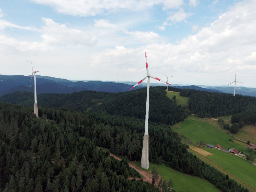Im Bereich des Pilfer laufen auf der Schondelhöhe auf der Gemarkung Reichenbach und der Gemarkungsgrenze Gutach/Kirnbach bereits seit einigen Jahren zwei Windräder (vorne im Bild). Das E-Werk Mittelbaden plant nun eine weitere Anlage.