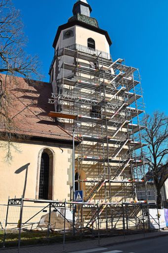 Ein Gerüst wird derzeit am Turm der Stadtkirche in Rosenfeld aufgebaut. Nach einer Begutachtung der Schäden beginnt die Renovierung.Foto: Hertle Foto: Schwarzwälder Bote