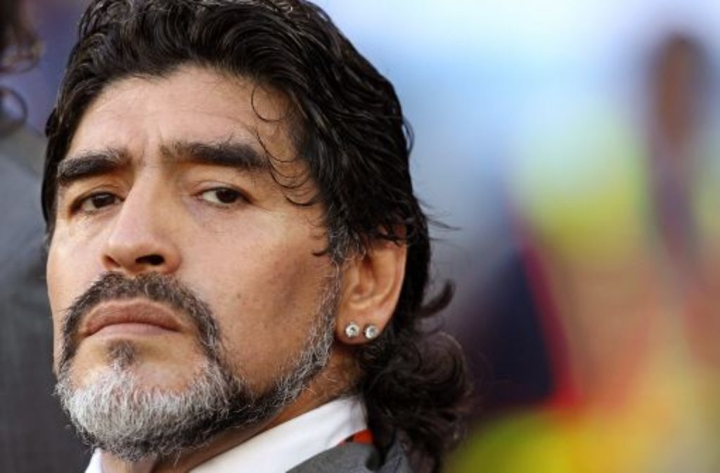 Diego Armando Maradona: Der Held und der Hoffnungsträger einer ganzen Nation. Jüngst vom argentinischen Senat als beispielhafter Sportler ausgezeichnet. Ein Ex-Drogenabhängiger, der von seinem ausschweifenden Leben mehr als einmal hart gezeichnet war - der Argentinier zeigte in seinem Leben viele verschiedene Facetten. „Welcher Fußballer hätte ich werden können, wenn ich nicht drogenabhängig gewesen wäre“, meint Maradona im Rückblick. Am Samstag feiert er seinen 50. Geburtstag.