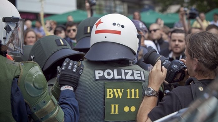 Polizei schützt NPD in Stuttgart