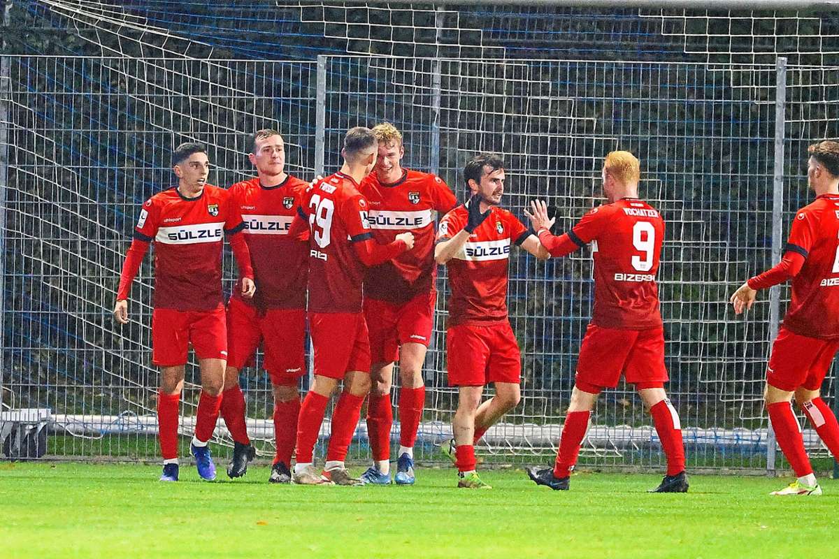Viel Grund zum Feiern hatten die Balinger Spieler beim 4:0-Sieg am Freitagabend beim FC Astoria Walldorf. Foto: Eibner