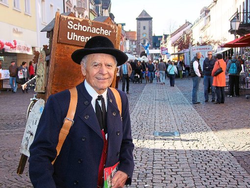 Repräsentant der Uhrenregion: Der 78jährige Josef Dold vom Trachtenverein Schonach drehte schon recht früh seine Runden in der Innenstadt.Fotos: Trenkle Foto: Schwarzwälder-Bote