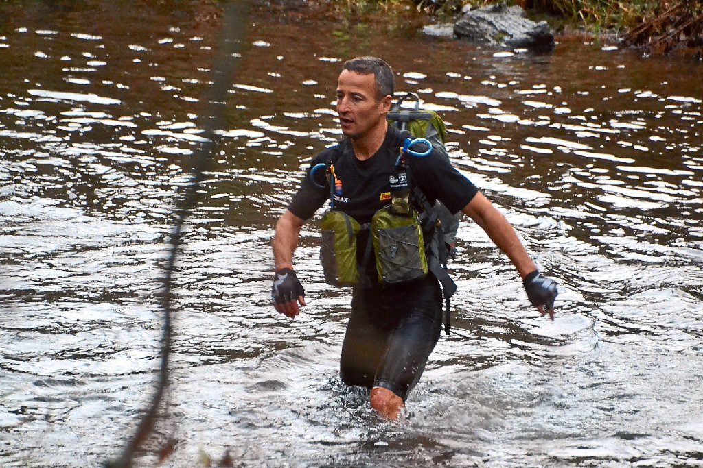 In die kalten Fluten der Nagold hat sich Extremsportler Thomas Wittek gestürzt.