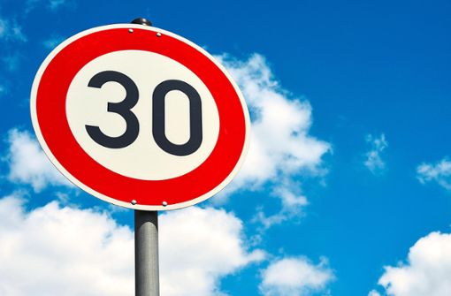 In Althengstett wird derzeit über Tempo 30 diskutiert. Dieses Limit soll künftig in den Durchgangsstraßen gelten. Foto: © nmann77 - stock.adobe.com