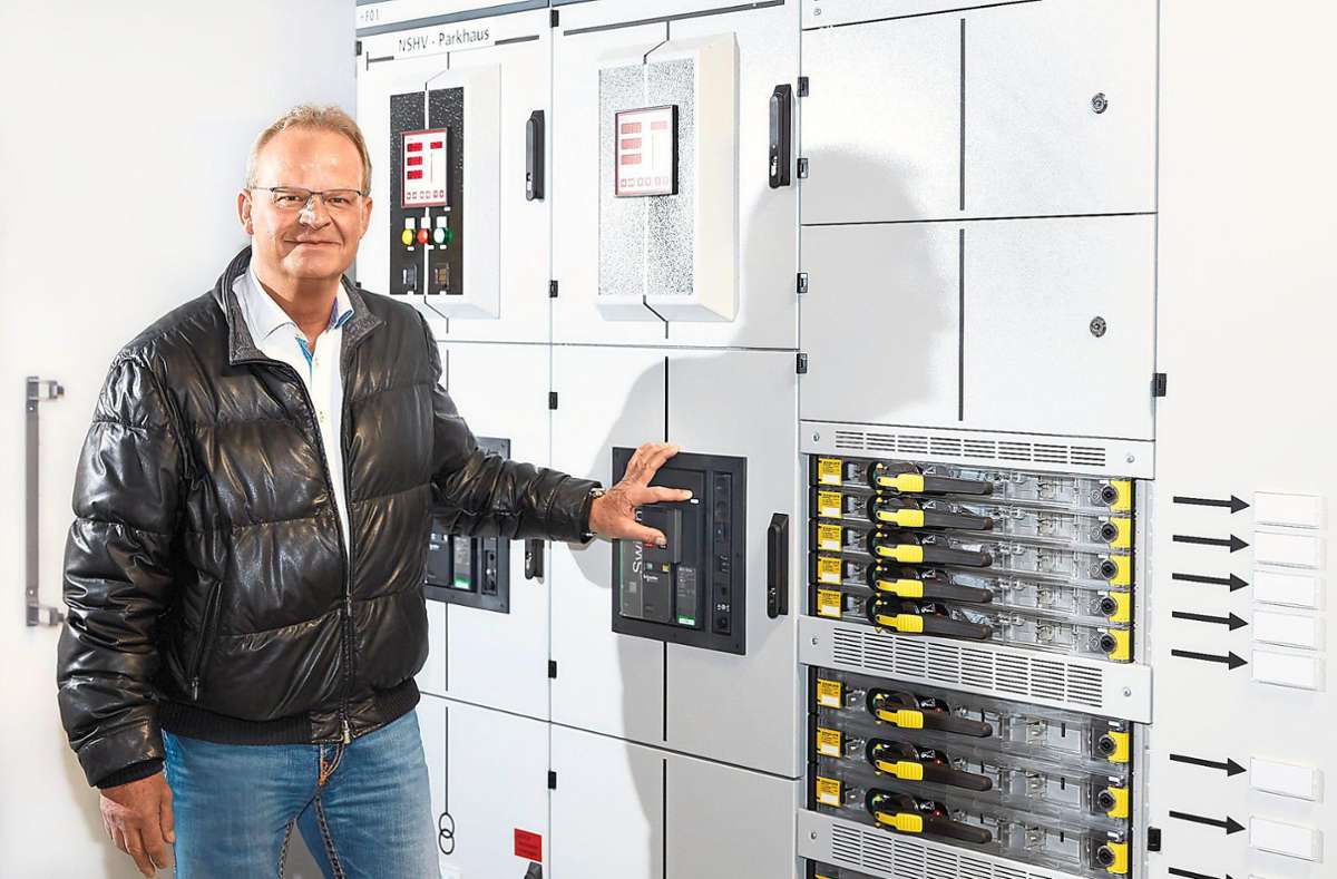 Der geschäftsführende Gesellschafter Michael Hehl startet die Photovoltaikanlage, die kürzlich auf dem Arburg-Parkhaus in Loßburg installiert wurde. Foto: Arburg
