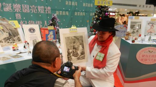 Cornelius Grätz mit einem historischen Bild und einigen seiner Sammlerstücke bei der Ausstellung in Hongkong im Jahr 2011 Foto: privat
