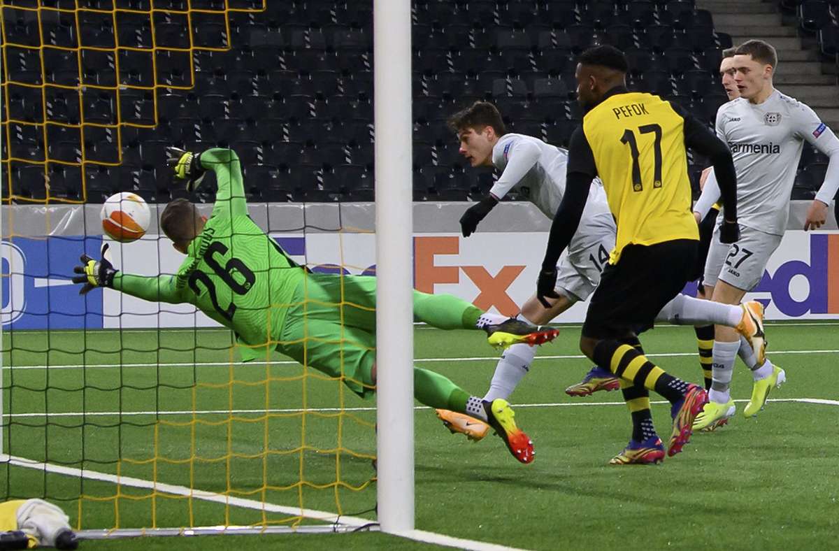 Drei Treffer waren nicht genug für Bayer: Leverkusens Patrik Schick (Mi.) erzielt gegen Berns Torwart David von Ballmoos den Treffer zum 1:3. Foto: dpa/Anthony Anex