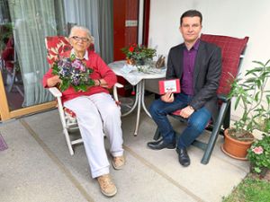 Blumen zu ihrem 100. Geburtstag erhielt Ingeborg Hussong vom Geschäftsführer des Spitalfonds Villingen, Günter Reichert. Foto: Spitalfonds Foto: Schwarzwälder Bote