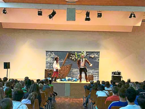 Ein spannendes Theaterstück in englischer     Sprache erlebten rund 200 Schüler der Gemeinschaftsschulen Ebhausen und    Neubulach. Foto: Rothfuß Foto: Schwarzwälder Bote