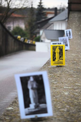 Für die protestierenden Heiligen entlang der Wolterdinger Bregbrücke zeichnet Hubert Mauz verantwortlich. Foto: Simon Foto: Schwarzwälder Bote