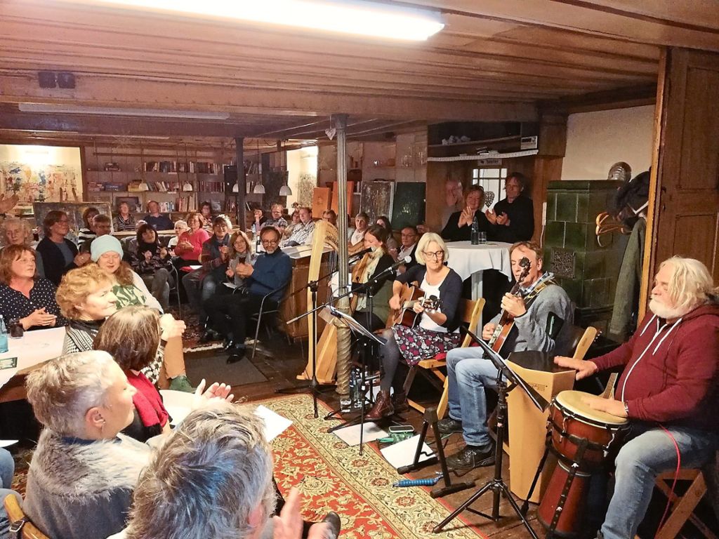 Die Gruppe An Clochan bei ihrem Auftritt  im Eschle mit  Jaqueline Leddin (Harfe/Gesang),  Beate Wille (Gesang/Gitarre), Kurt Schäfer (Banjo, Mandoline, Bouzouki) und  Peter Ochse (Gesang/Djembe).