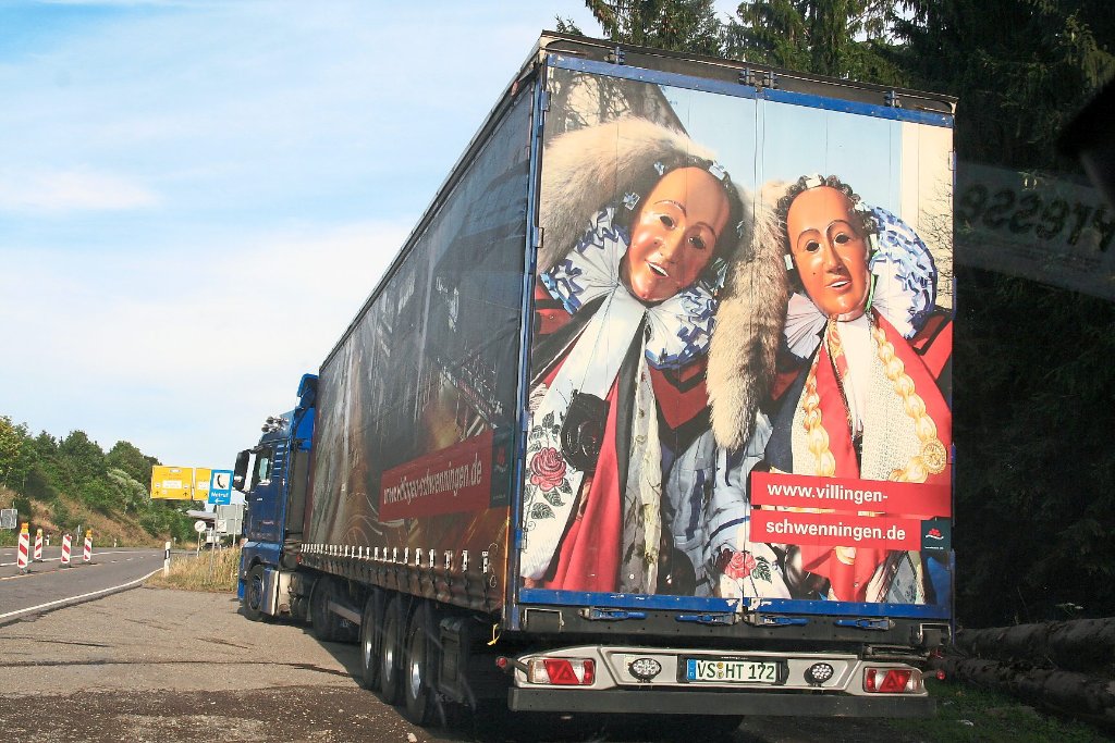 So machen’s andere: Lastwagen als rollende Litfaßsäule auf dem Parkplatz an der Bundesstraße vor Sulgen.   Foto: Rath
